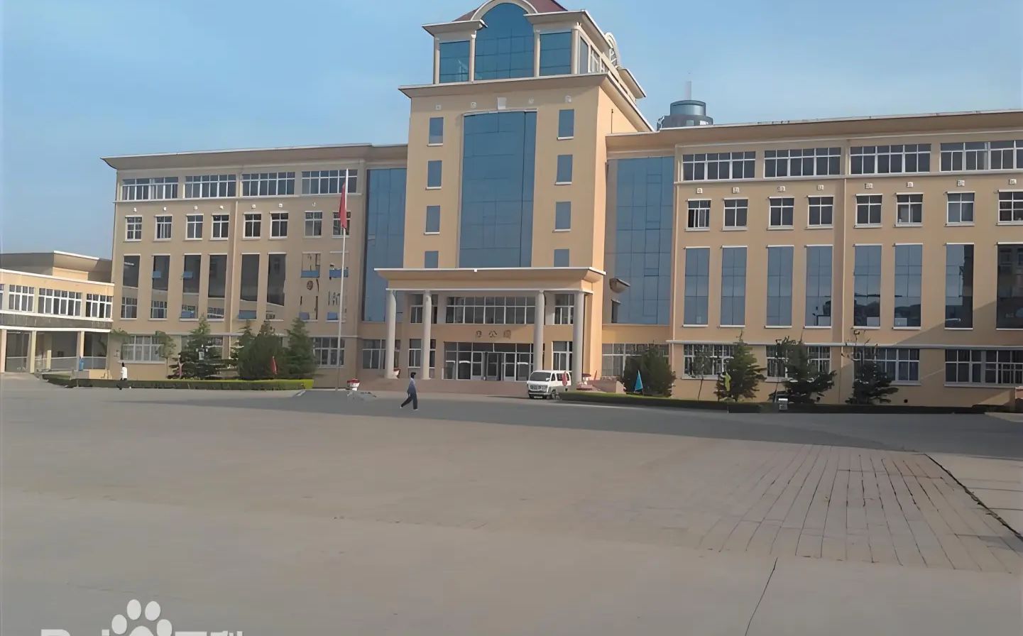 青岛西海岸新区第一高等中学是公立仍是私立,是重点中学吗？