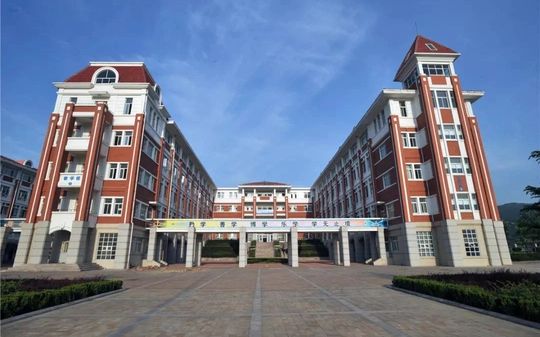 青岛西海岸新区致远中黉舍区在哪_在甚么区？
