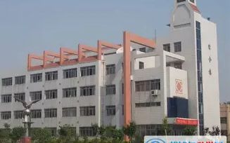 青岛西海岸新区第五高等中学是公立仍是私立,是重点中学吗？
