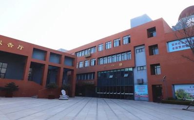 青岛市城阳第一高等中学是公立仍是私立,是重点中学吗？