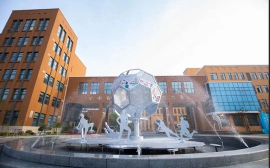 青岛市城阳第二高等中学是公立仍是私立,是重点中学吗？