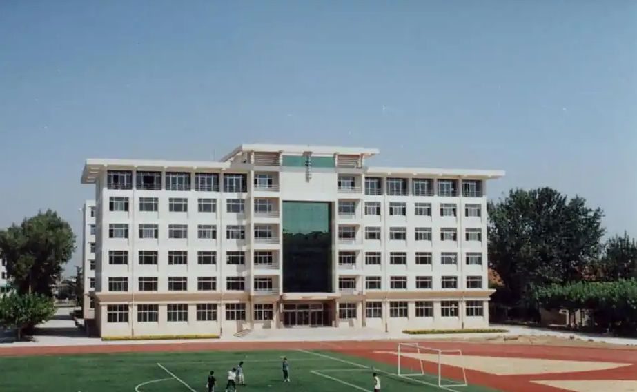 青岛市即墨区第一中学是公立仍是私立,是重点中学吗？