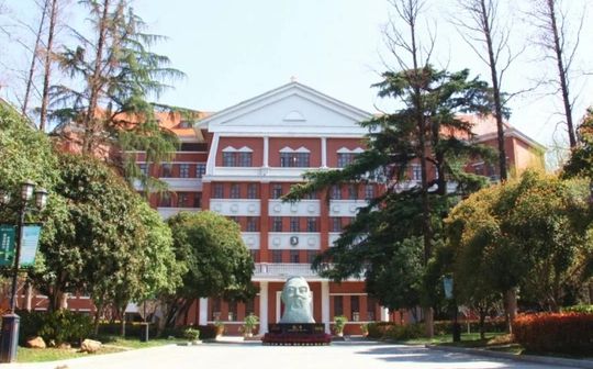 优游市第六中学是公立仍是私立,是重点中学吗？