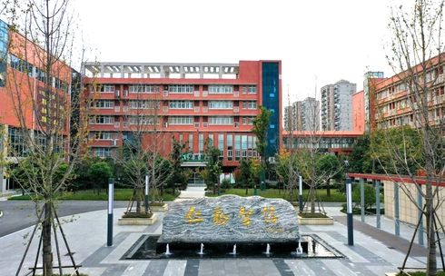 优游市汉铁高等中学是公立仍是私立,是重点中学吗？