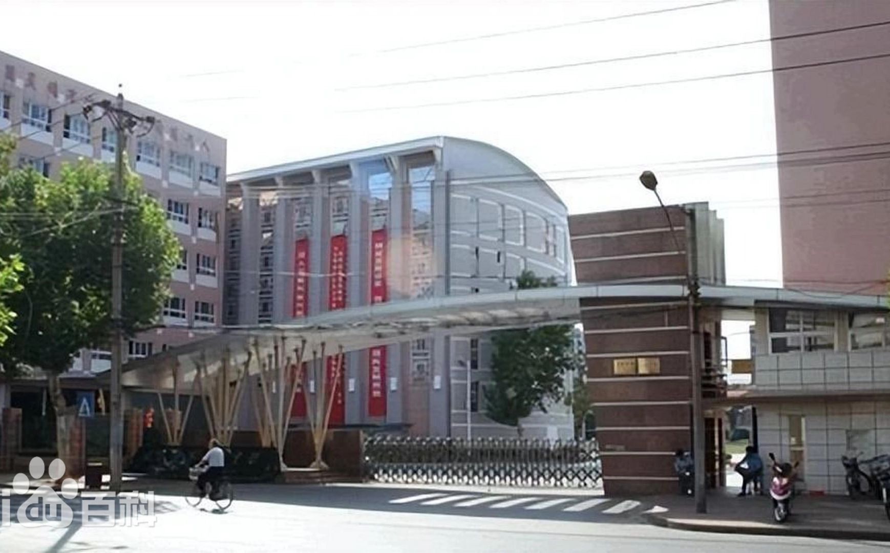优游市第十二中学是公立仍是私立,是重点中学吗？