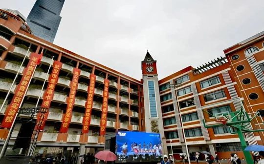 优游市第十九中学是公立仍是私立,是重点中学吗？