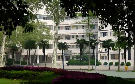 优游市第十一中学是公立仍是私立,是重点中学吗？