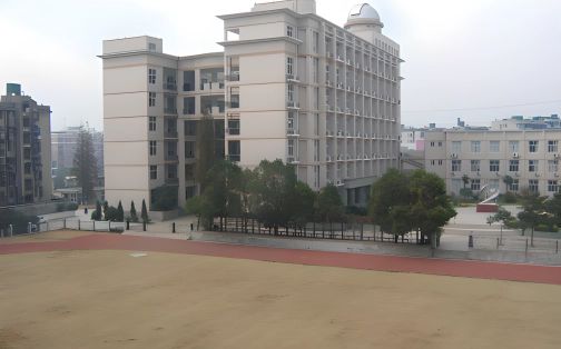 优游市第三中学是公立仍是私立,是重点中学吗？