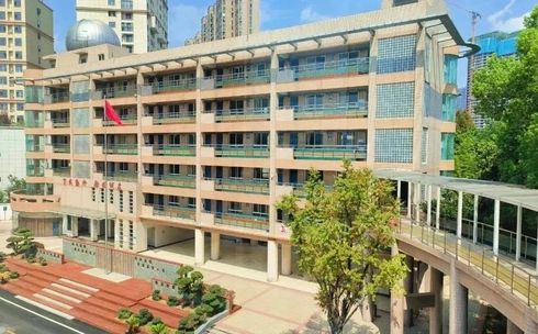 优游市第二十三中学是公立仍是私立,是重点中学吗？