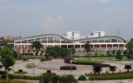 华中师范大学第一从属中黉舍区在哪_在甚么区？