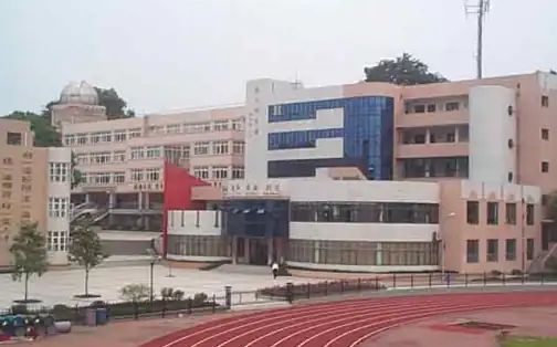 优游市第十四中学是公立仍是私立,是重点中学吗？