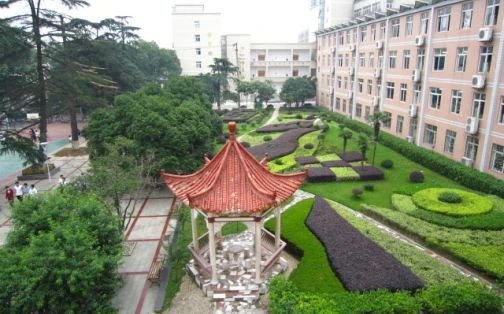 优游市东湖中学简介概略(建校汗青、地点、师资、校训、情况)
