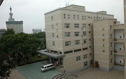 优游市东湖中学是公立仍是私立,是重点中学吗？
