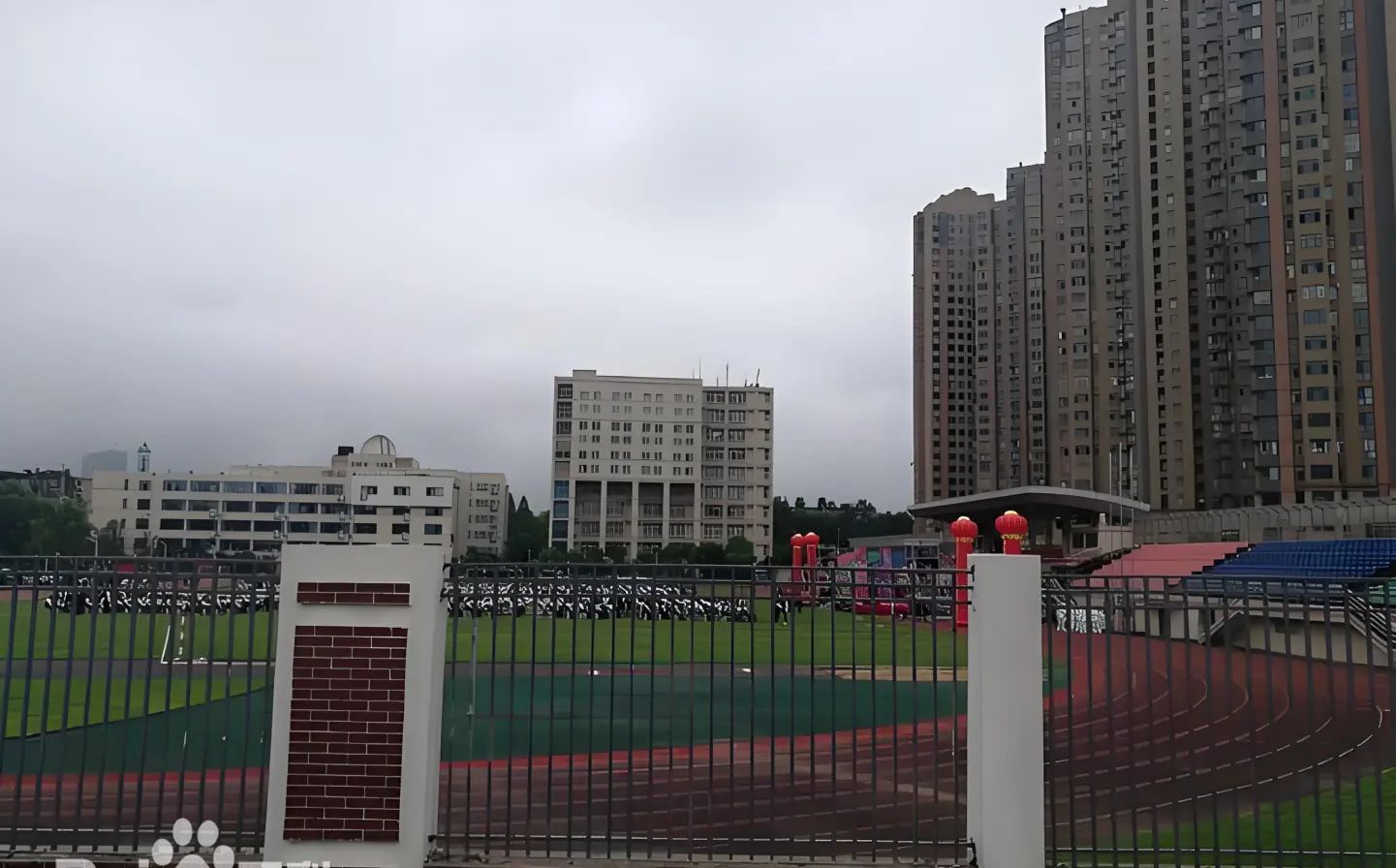 优游市第四十九中学是公立仍是私立,是重点中学吗?