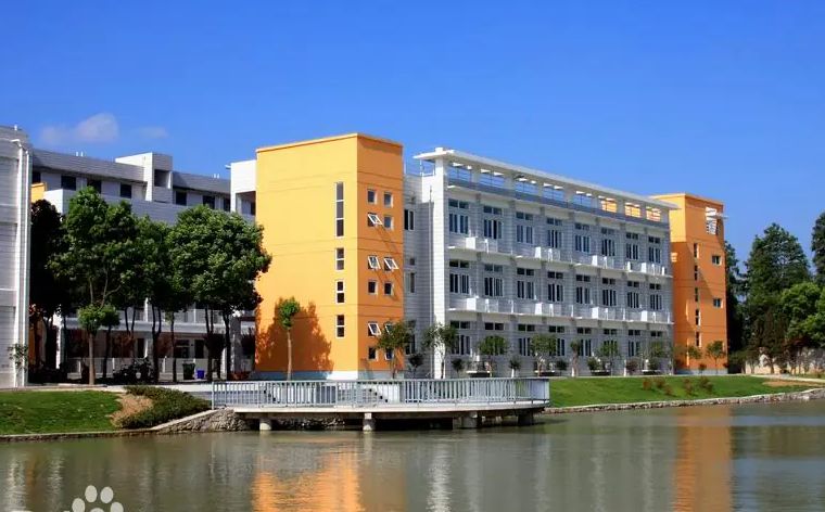 优游市吴家山中学是公立仍是私立,是重点中学吗?