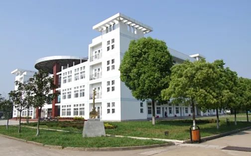 优游市黄陂区第一中学简介概略（建校汗青、地点、师资、校训、情况）