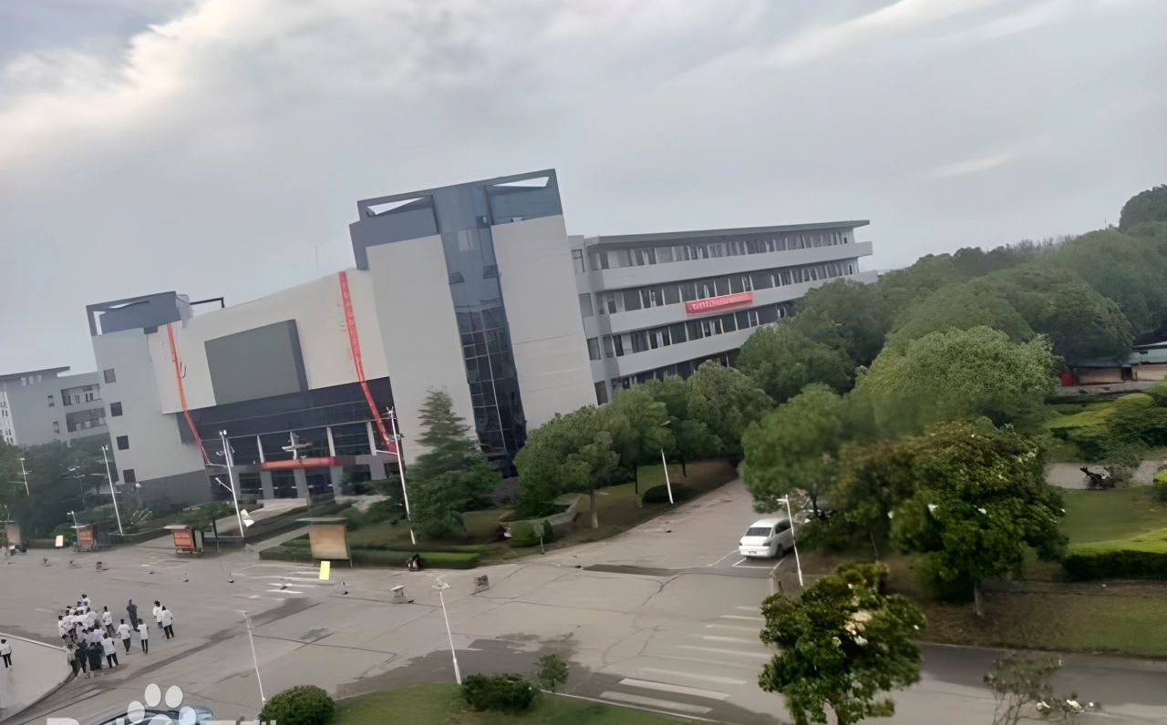 优游市黄陂区第一中学简介概略（建校汗青、地点、师资、校训、情况）