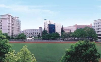 优游市晴川高等中学是公立仍是私立,是重点中学吗？