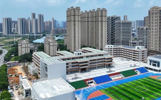 优游市长虹中学是公立仍是私立,是重点中学吗？