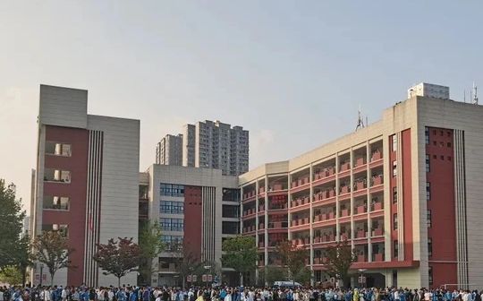 优游市马房山中学是公立仍是私立,是重点中学吗？