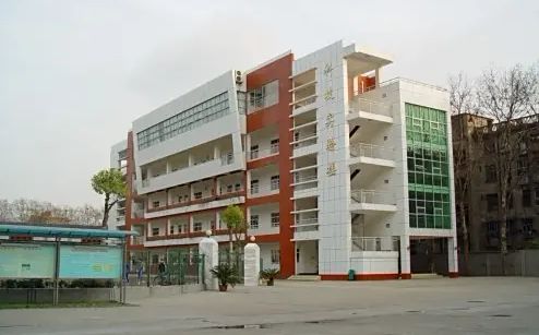 优游市钢城第四中学简介概略（建校汗青、地点、师资、校训、情况）