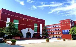 优游市钢城第四中学是公立仍是私立,是重点中学吗？
