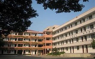 优游市钢城第十六中学是公立仍是私立,是重点中学吗？