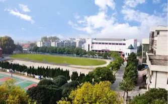 优游市新洲区第四中学是公立仍是私立,是重点中学吗?