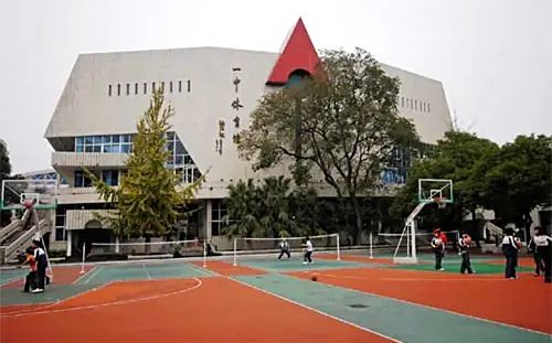 湖南省长沙市第一中学是公立仍是私立,是重点中学吗？