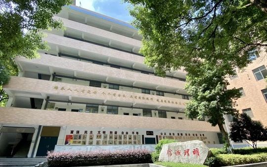 长沙铁路第一中学是公立仍是私立,是重点中学吗？