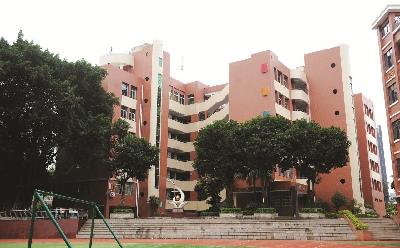 福建省福州第十中学是公立仍是私立,是重点中学吗？