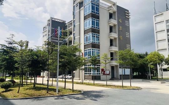 福州市鼓山中学是公立仍是私立,是重点中学吗?