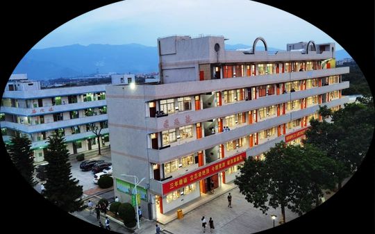 厦门市五显中学是公立仍是私立,是重点中学吗?