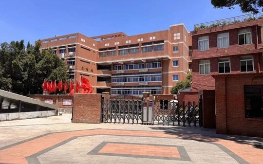 福建省福州高等中学是公立仍是私立,是重点中学吗？