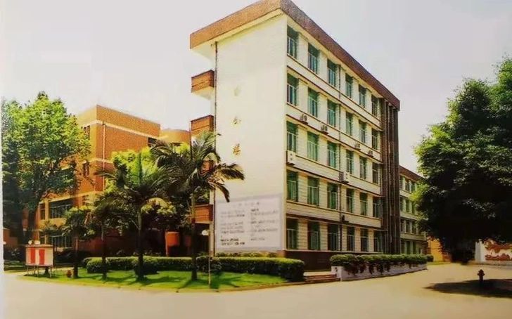 福建省福州第二中学是公立仍是私立,是重点中学吗?