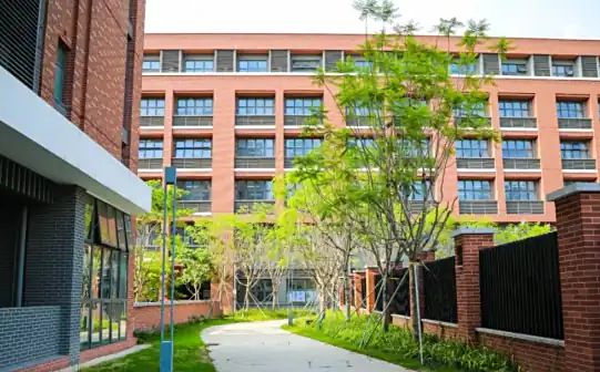 深圳市南山本国语黉舍是公立仍是私立,是重点中学吗？