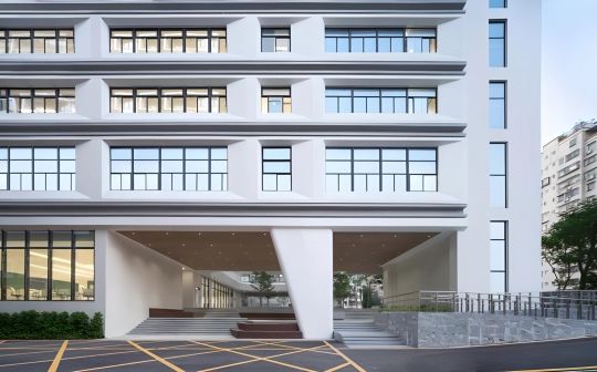 深圳市红山中学是公立仍是私立,是重点中学吗？