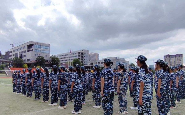 高中军训要住校吗,高一重生军训都有甚么名目